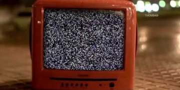 Ojos Rojos, programa emitido semanalmente por el canal de televisión abierta de Montevideo, Uruguay, Tv Ciudad, conducido por el periodista Gabriel Peveroni, se asocia en esta ocasión, en su nueva temporada, con el proyecto Sudtopia