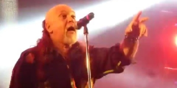 Canciones chuecas es el quinto álbum (Lado B - El Chueco Maciel) solista del cantautor uruguayo Daniel Viglietti. Fue editado en 1971 por el sello Orfeo. La Tabaré - Aquel Abrazo