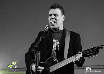 Toto Yulelé como telonero del gran Tabaré Cardozo y su banda se presentaron en La Sociedad Italiana de Las Piedras el pasado 10 de Noviembre. Foto © Aida Travella​ www.cooltivarte.com --