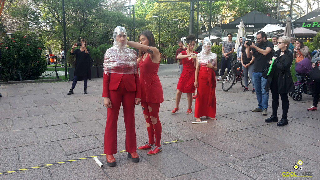 Diez de cada Diez participa de Dislocaciones / Ciclo de performances en la Plaza Fabini organizado por el Centro de Exposiciones Subte - Noviembre 2017 - Foto tomada de celular © Federico Meneses Diez de cada Diez participa de Dislocaciones / Ciclo de performances en la Plaza Fabini organizado por el Centro de Exposiciones Subte - Noviembre 2017 - Foto tomada de celular © Federico Meneses