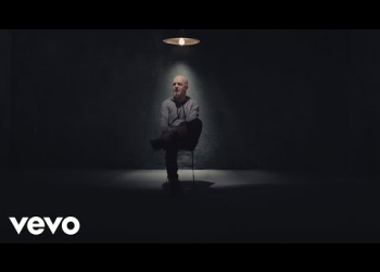 Gustavo Cordera performing La Emoción