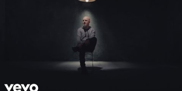 Gustavo Cordera performing La Emoción