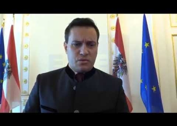 Erwin Schrott recibe la medalla de honor