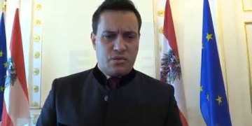 Erwin Schrott recibe la medalla de honor