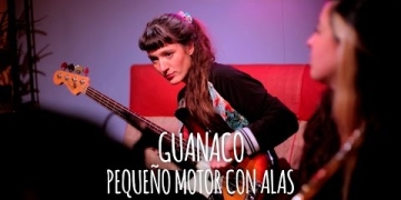 Invitamos a Guanaco a interpretar su canción “Pequeño Motor con Alas” en nuestro living.