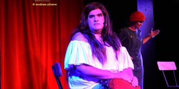 UNA DE DOS, a cargo de los actores Agösto Latino y Luciana Acuña. Todos los jueves a las 21 hs. en el teatro Undermovie. Foto © Andrea Silvera De Giordano