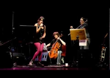 Lucía Ferreira y Patricia Kramer cantando "El amor sabe andar"