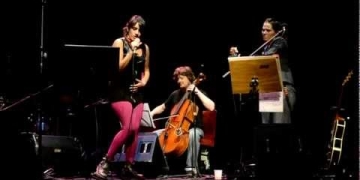 Lucía Ferreira y Patricia Kramer cantando "El amor sabe andar"
