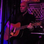 Diego Presa en Bluzz Bar - Sólo voz y guitarra - 22/03/18 - Foto © Claudia Rivero