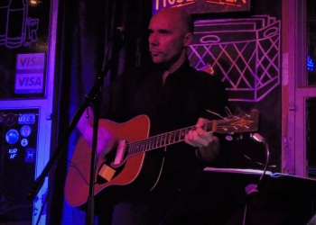 Diego Presa en Bluzz Bar - Sólo voz y guitarra - 22/03/18 - Foto © Claudia Rivero