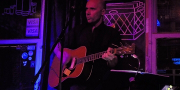 Diego Presa en Bluzz Bar - Sólo voz y guitarra - 22/03/18 - Foto © Claudia Rivero