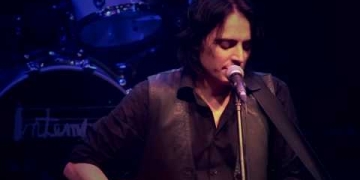 Cápsulas, canción incluida en su álbum CANCIONES AFERRADAS.