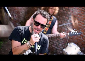 Gritar es el primer adelanto del próximo (y tercer) disco de estudio de Fabrilos