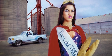 Marcos López (Argentina, 1958)  La reina del trigo. Gálvez, Provincia de Santa Fe, 1997-2017 (impresión). Impresión inkjet coloreada a mano 50 x 70 cm  Cortesía Rolf Art y Marcos López. © Marcos López