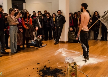 El 19 de julio en el Centro Cultural de España de Montevideo se llevó a cabo la 4ta entrega de Poesías Performáticas: un evento diseñado exclusivamente para la performance poética en donde la poesía se articula entre la puesta en voz, la música, el acting, la danza, representaciones breves de teatro, audiovisuales y un sin fin de modalidades.