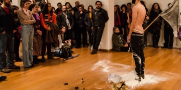 El 19 de julio en el Centro Cultural de España de Montevideo se llevó a cabo la 4ta entrega de Poesías Performáticas: un evento diseñado exclusivamente para la performance poética en donde la poesía se articula entre la puesta en voz, la música, el acting, la danza, representaciones breves de teatro, audiovisuales y un sin fin de modalidades.
