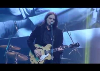 Este es un homenaje a los grandes interpretes de nuestra música que se han marchado recientemente. Es un homenaje a su legado, ya que su música siempre estará con nosotros. Premios Graffiti 2018