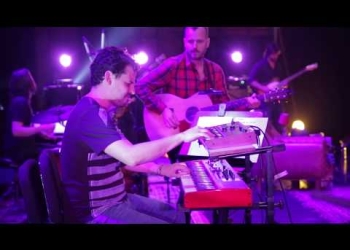 Sábado 9 de Diciembre, Sala Hugo Balzo , Auditorio Nacional del Sodre . Nicolás Sarser Presentación del Disco Puerta a puerta (Ayui 2017). Con Martín Ibarburu en Batería , Manu Contrera en teclados, Gerardo Alonso en Bajo , Make De León y Sebo Delgado en Guitarra.