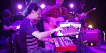Sábado 9 de Diciembre, Sala Hugo Balzo , Auditorio Nacional del Sodre . Nicolás Sarser Presentación del Disco Puerta a puerta (Ayui 2017). Con Martín Ibarburu en Batería , Manu Contrera en teclados, Gerardo Alonso en Bajo , Make De León y Sebo Delgado en Guitarra.