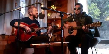 CASA VACÍA (Letra y Música: Pedro Restuccia y Damián Cacciali) TU TELÉFONO, ROPA EN EL PLACARD LOS RETRATOS DE PACTOS, POLVO Y SAL TOTAL YA NO LLAMÁS Y NO TE ALTERA