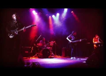 Excelentes Nadadores Versión en vivo de Muerto de hambre, en Sala Camacuá. Setiembre de 2016.