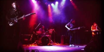 Excelentes Nadadores Versión en vivo de Muerto de hambre, en Sala Camacuá. Setiembre de 2016.
