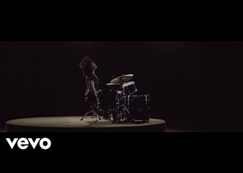 “Raise Vibration” ya está disponible en plataformas digitales y en formato físico en todas las disquerías del país. El ganador del premio Grammy® en cuatro oportunidades, cantante, compositor, productor y multiinstrumentista Lenny Kravitz eleva la unión del rock 'n' roll, funk, blues y soul en su undécimo álbum de larga duración titulado “Raise Vibration”, continuación de “Strut” su disco de 2014.