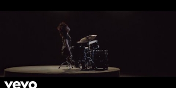 “Raise Vibration” ya está disponible en plataformas digitales y en formato físico en todas las disquerías del país. El ganador del premio Grammy® en cuatro oportunidades, cantante, compositor, productor y multiinstrumentista Lenny Kravitz eleva la unión del rock 'n' roll, funk, blues y soul en su undécimo álbum de larga duración titulado “Raise Vibration”, continuación de “Strut” su disco de 2014.