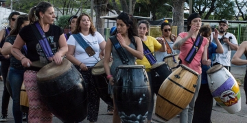 Afolé interviene las plazas con percusión y danzas africanas. Primer intervención en Plaza Flores junto a La Tambora Candombe Salto, Uruguay - Octubre 2018 Foto © Mayra Cánepa www.cooltivarte.com