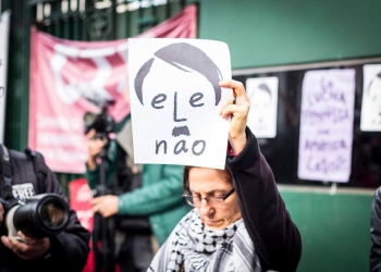 Ele Não: concentramos en la embajada de Brasil movilización continental antifascista #elenao Cobertura: Camila Caballero www.cooltivarte.com