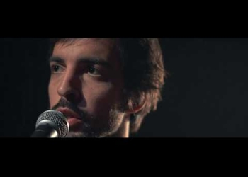 "Cruzar la noche" es la canción que abre y le da nombre al segundo disco de El astillero.