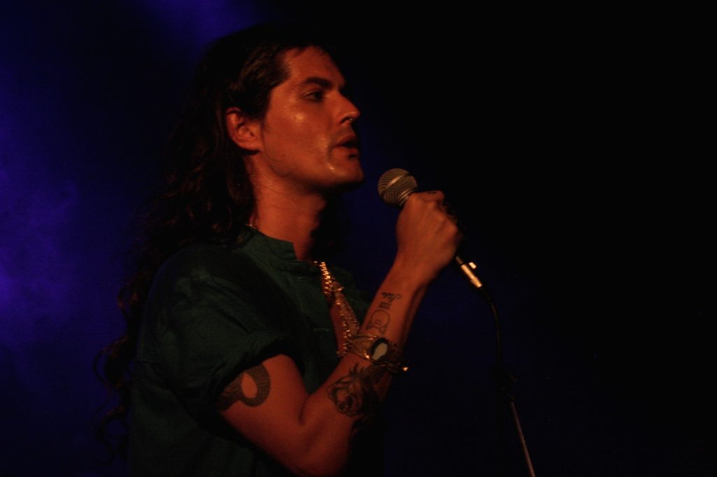 Filipe Catto durante su presentación en el Origami Music Fest