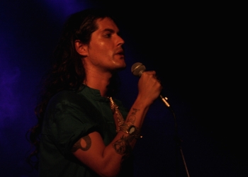 Filipe Catto durante su presentación en el Origami Music Fest