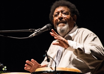 El sábado 15 de Noviembre de 2018, Ruben Rada presentó su espectáculo en la explanada del Puerto de Salto. Se lo homenajeó y el público lo acompañó durante más de una hora entre bailes, risas y palmas al son de la música. Fotos © Mayra Cánepa www.cooltivarte.com