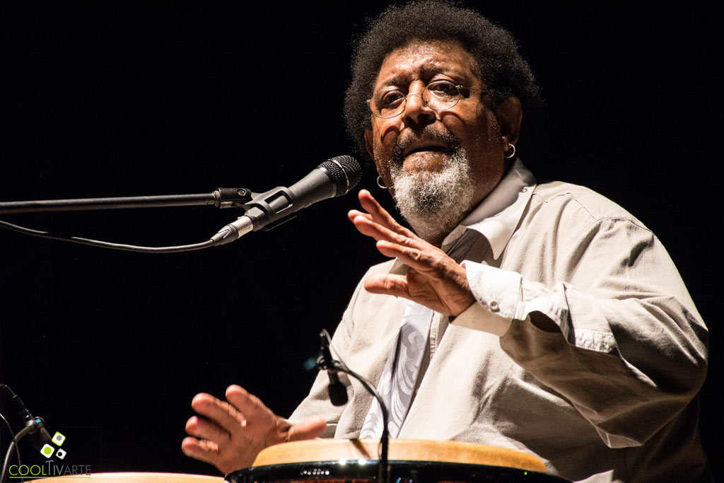 El sábado 15 de Noviembre de 2018, Ruben Rada presentó su espectáculo en la explanada del Puerto de Salto. Se lo homenajeó y el público lo acompañó durante más de una hora entre bailes, risas y palmas al son de la música. Fotos © Mayra Cánepa www.cooltivarte.com