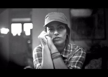 Directed by Ana Tijoux and Aldo Guerrero Produced by Andres Celis Featuring Jorge Drexler (vocals) and Daniela Rivera (violin) Álbum - La Bala