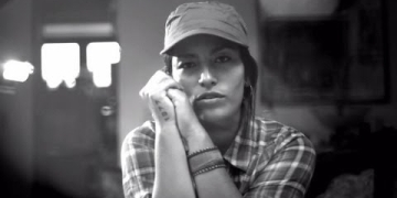 Directed by Ana Tijoux and Aldo Guerrero Produced by Andres Celis Featuring Jorge Drexler (vocals) and Daniela Rivera (violin) Álbum - La Bala