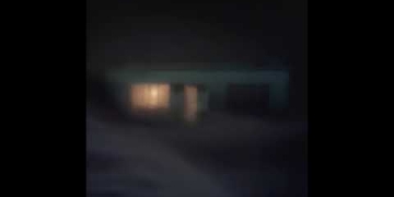 Buenos Muchachos – Por ejemplo – Carlos, su auto y la calle mojada