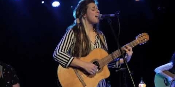 Mané Pérez es una joven cantautora y actriz que presentó sus temas propios acompañada de 3 músicas en escena: Mariana Vázquez en guitarra, Fernanda Bértola en percusión, y Virginia Álvarez en bajo. Poesía Jimena Márquez