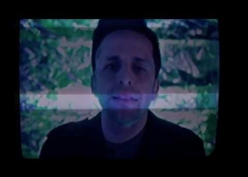 La canción "La odisea final" realiza un doble homenaje: por un lado a David Bowie y su "Space Oddity", por el otro a Stanley Kubrick y su "Odisea del espacio 2001". Por otra parte, el video-clip de esta canción realiza un homenaje a Ed Wood, a las películas de ciencia ficción "Clase B", al VHS y la grandiosa década de los video-clubs. Fue en esa década en la que los integrantes de la banda vivieron su adolescencia y se nutrieron de es esa estética. Músicos: Diego Drexler: voces, coros, guitarras acústicas, guitarras eléctricas, bajo, programaciones y palmas. Irvin Carballo: baterías. Flecha Buono: bajos, coros y palmas. Maxi Suárez: teclados, samplers y programaciones.