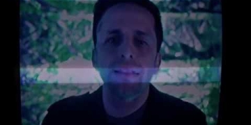 La canción "La odisea final" realiza un doble homenaje: por un lado a David Bowie y su "Space Oddity", por el otro a Stanley Kubrick y su "Odisea del espacio 2001". Por otra parte, el video-clip de esta canción realiza un homenaje a Ed Wood, a las películas de ciencia ficción "Clase B", al VHS y la grandiosa década de los video-clubs. Fue en esa década en la que los integrantes de la banda vivieron su adolescencia y se nutrieron de es esa estética. Músicos: Diego Drexler: voces, coros, guitarras acústicas, guitarras eléctricas, bajo, programaciones y palmas. Irvin Carballo: baterías. Flecha Buono: bajos, coros y palmas. Maxi Suárez: teclados, samplers y programaciones.