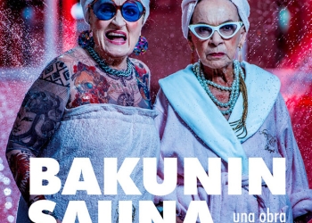 Próximo estreno Teatro El Galpón 70 aniversario – Temporada Dervy Vilas / En ensayo / Bakunin Sauna, una obra anarquista  texto y dirección Santiago Sanguinetti con Myriam Gleijer / Nelly Antúnez / Héctor Guido / Pierino Zorzini / Claudia Trecu Estreno Sábado 4 de mayo, hora 21.00 Sala César Campodónico La obra fue escrita en el marco del proyecto Nueva dramaturgia de autores de los cinco continentes del Residenztheater de Múnich. Como hecho inédito el estreno del texto en su traducción al alemán tuvo lugar en Munich en junio de 2018 en puesta de Stefan Schweigert antes del estreno en su lengua original. Teatro El Galpón, en el marco de su 70 aniversario, y apostando a la creación de autores uruguayos estrena ahora y mundialmente la versión original del texto en español con puesta en escena del propio autor. Una ficción política antisistémica Margarita, una vieja anarquista, especialista en computación cognitiva, plantea secuestrar en el sauna de un hotel en Las Vegas a Ema, la nueva gerente general de IBM para América Latina. Para ello recibe la ayuda de Rosa y Bernardo, dos ex funcionarios de la misma empresa y de un humanoide informático con la apariencia del filósofo ruso Mijaíl Bakunin, programado especialmente para la ocasión. Sin embargo, la acción se sale de control. Una comedia fantástica y moralmente equivocada.