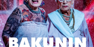 Próximo estreno Teatro El Galpón 70 aniversario – Temporada Dervy Vilas / En ensayo / Bakunin Sauna, una obra anarquista  texto y dirección Santiago Sanguinetti con Myriam Gleijer / Nelly Antúnez / Héctor Guido / Pierino Zorzini / Claudia Trecu Estreno Sábado 4 de mayo, hora 21.00 Sala César Campodónico La obra fue escrita en el marco del proyecto Nueva dramaturgia de autores de los cinco continentes del Residenztheater de Múnich. Como hecho inédito el estreno del texto en su traducción al alemán tuvo lugar en Munich en junio de 2018 en puesta de Stefan Schweigert antes del estreno en su lengua original. Teatro El Galpón, en el marco de su 70 aniversario, y apostando a la creación de autores uruguayos estrena ahora y mundialmente la versión original del texto en español con puesta en escena del propio autor. Una ficción política antisistémica Margarita, una vieja anarquista, especialista en computación cognitiva, plantea secuestrar en el sauna de un hotel en Las Vegas a Ema, la nueva gerente general de IBM para América Latina. Para ello recibe la ayuda de Rosa y Bernardo, dos ex funcionarios de la misma empresa y de un humanoide informático con la apariencia del filósofo ruso Mijaíl Bakunin, programado especialmente para la ocasión. Sin embargo, la acción se sale de control. Una comedia fantástica y moralmente equivocada.