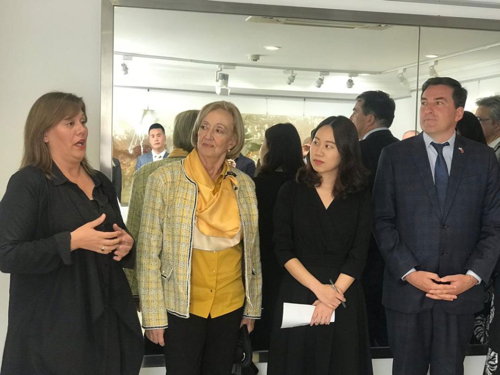 La Semana del Tannat en China contó con la presencia de la artista plástica Gabriela Rieiro. El pasado 11 de abril y dentro del marco de la Semana del Tannat, la artista plástica Gabriela Rieiro estuvo presente con sus obras Misión en el Espacio Cultural “Lacy Duarte” ubicado en la Embajada de Uruguay en China.