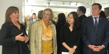 La Semana del Tannat en China contó con la presencia de la artista plástica Gabriela Rieiro. El pasado 11 de abril y dentro del marco de la Semana del Tannat, la artista plástica Gabriela Rieiro estuvo presente con sus obras Misión en el Espacio Cultural “Lacy Duarte” ubicado en la Embajada de Uruguay en China.