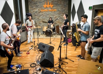 La banda coloniense Delirium Tremens comienza los festejos por sus 10 años de trayectoria. Compartirán show junto a la banda Niña Chicle y además habrá varios invitados sorpresa con los cuales compartirán algunas de las canciones de su primer álbum de estudio editado en el 2018 llamado “Quemando Todo”. Es una gran oportunidad para ver en una misma noche el show de dos bandas de rock joven que están ganando terreno en la escena del rock nacional y forman parte de una nueva generación de artistas del género. Sábado 27 de Abril en INMIGRANTES. Paracaídas Productora | Uruguay Rock | Rock & Reggae 