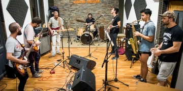 La banda coloniense Delirium Tremens comienza los festejos por sus 10 años de trayectoria. Compartirán show junto a la banda Niña Chicle y además habrá varios invitados sorpresa con los cuales compartirán algunas de las canciones de su primer álbum de estudio editado en el 2018 llamado “Quemando Todo”. Es una gran oportunidad para ver en una misma noche el show de dos bandas de rock joven que están ganando terreno en la escena del rock nacional y forman parte de una nueva generación de artistas del género. Sábado 27 de Abril en INMIGRANTES. Paracaídas Productora | Uruguay Rock | Rock & Reggae 