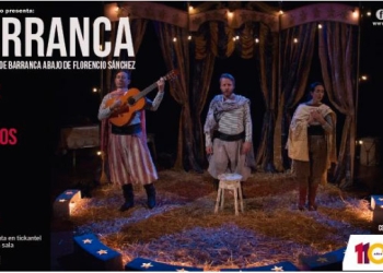 sólo 4 funciones sábado 4, 11, 18 y 25 de mayo hora 20.30 Teatro de la ACJ “GEORGE WILLIAMS” Sala 1 Colonia 1870 Entradas en Tickantel y boletería de la sala. Barranca es una versión de “Barranca abajo” de Florencio Sánchez, interpretada por el grupo L’Arcaza Teatro. El espectáculo busca el equilibrio entre la poética de Sánchez y una mirada necesariamente contemporánea sobre uno de los textos emblemáticos del teatro nacional. Escrita a comienzos del siglo XX, “Barranca abajo” cuenta la historia de una familia de campo que enfrenta la pérdida de sus tierras. El personaje principal, Don Zoilo, es el centro de una familia patriarcal tradicional que sufre las consecuencias de la modernización del Uruguay a principios del siglo pasado.