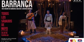 sólo 4 funciones sábado 4, 11, 18 y 25 de mayo hora 20.30 Teatro de la ACJ “GEORGE WILLIAMS” Sala 1 Colonia 1870 Entradas en Tickantel y boletería de la sala. Barranca es una versión de “Barranca abajo” de Florencio Sánchez, interpretada por el grupo L’Arcaza Teatro. El espectáculo busca el equilibrio entre la poética de Sánchez y una mirada necesariamente contemporánea sobre uno de los textos emblemáticos del teatro nacional. Escrita a comienzos del siglo XX, “Barranca abajo” cuenta la historia de una familia de campo que enfrenta la pérdida de sus tierras. El personaje principal, Don Zoilo, es el centro de una familia patriarcal tradicional que sufre las consecuencias de la modernización del Uruguay a principios del siglo pasado.
