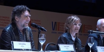 El cantante español Joaquín Sabina agradeció la invitación al Congreso de la Lengua en Córdoba. "Yo me considero de una patria más grande, mi lengua", señaló. Luego leyó un texto autobiográfico y partes de sus canciones, ante la ovación del público del teatro del Libertador. "Si ustedes supieran la emoción que siento de no tener que cantar...", dijo entre risas.